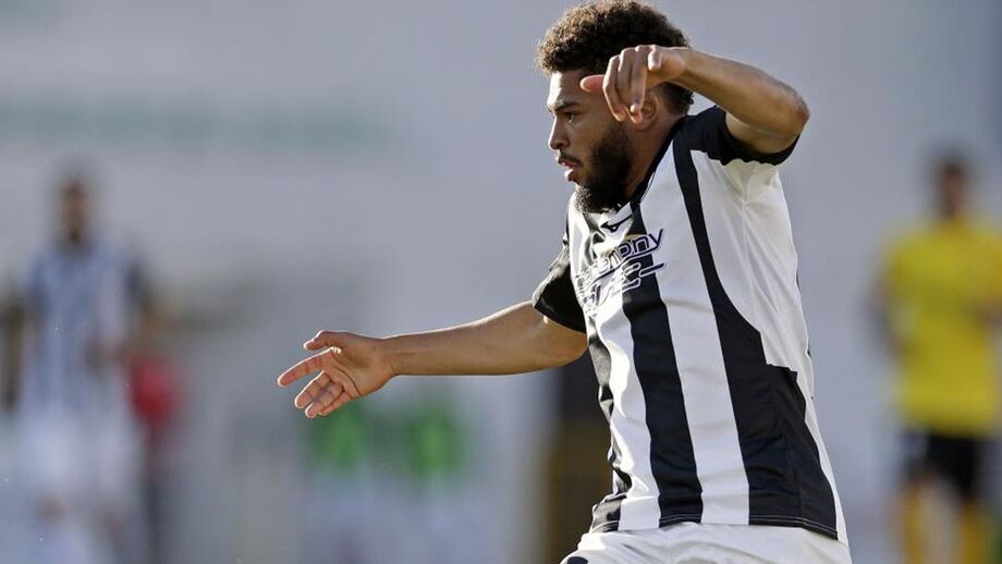 Vitória acerta cedência de Poha ao Pau FC