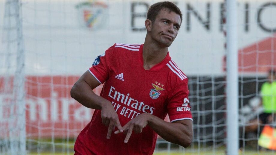 Henrique Araújo: Tem CR7 e Lewandowski como espelho e já está na história da formação do Benfica