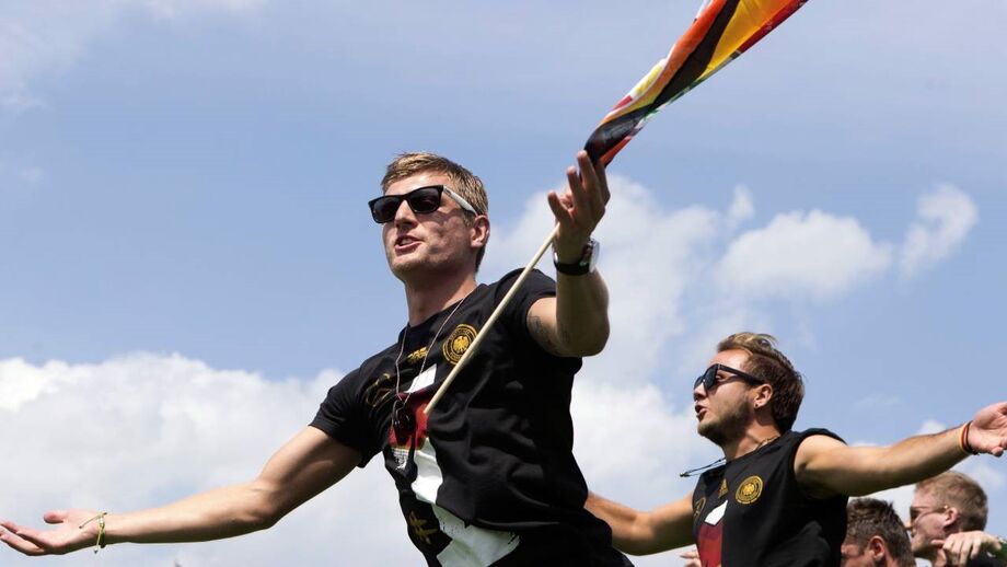 Kroos recorda Mundial de 2014: da visita de Angela Merkel ao balneário à festa com tequilha
