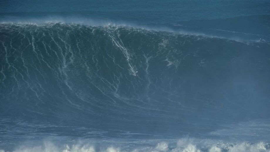 Sessão de ondas gigantes na Praia do Norte marcada por vários acidentes dentro de água