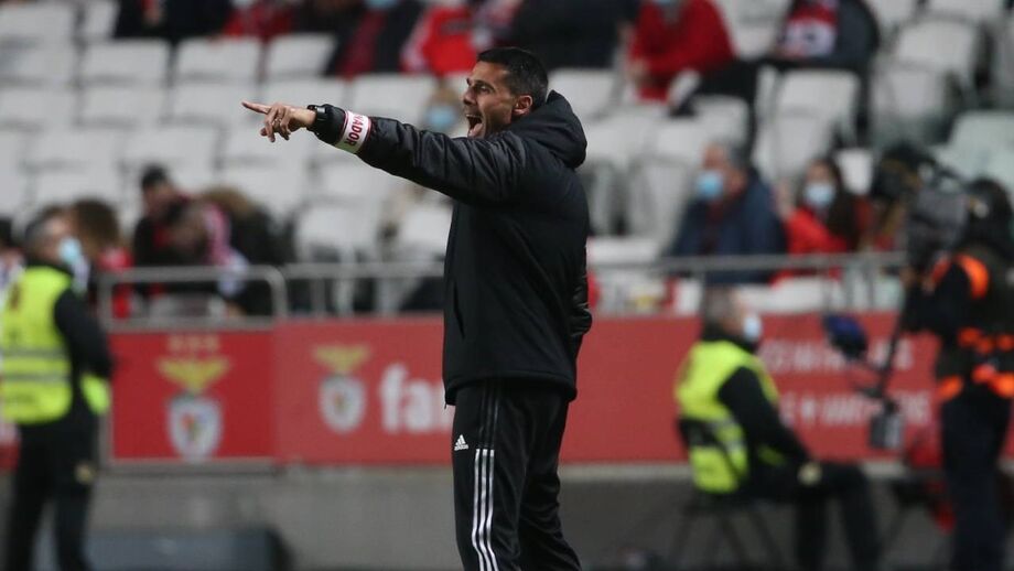 Treinador do Benfica assume que um triunfo de Sporting e FC Porto amanhã pode dificultar ainda mais a luta 