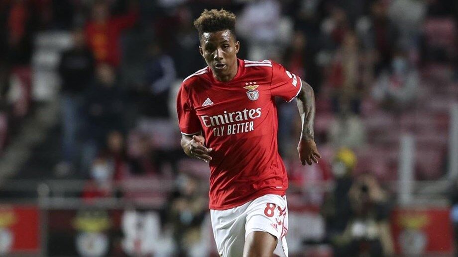 O treinador do Benfica diz que avançado vai estar ausente "nos próximos dias"