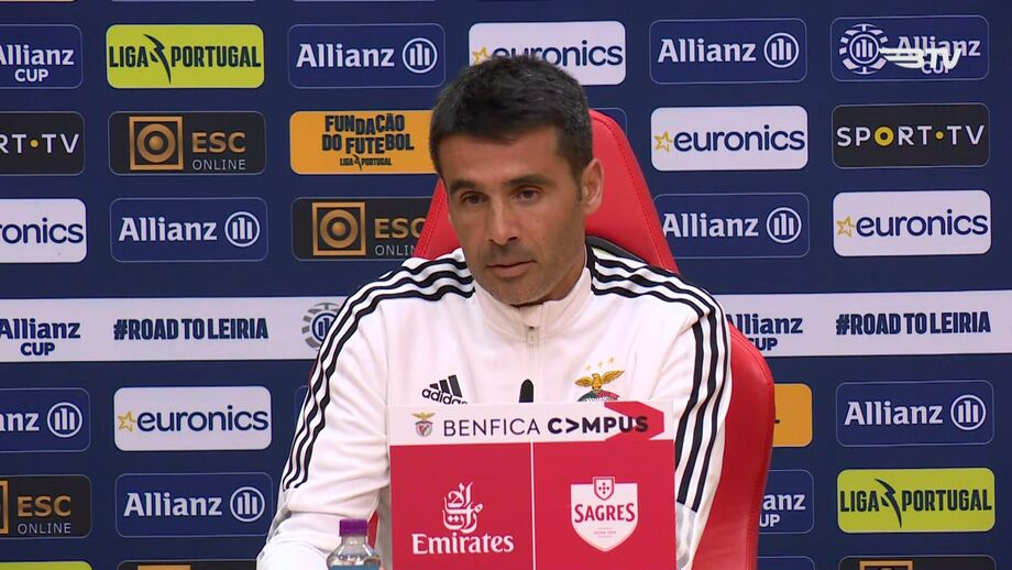 Treinador do Benfica questionado sobre o facto de as equipas serem privadas de alguns jogadores devido ao compromisso com as seleções