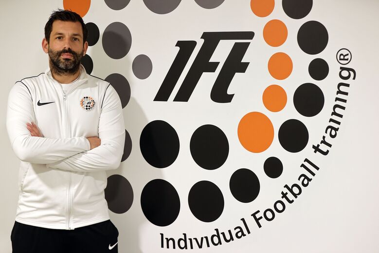 Pedro Reuss, Álvaro Madureira e Francisco Matos criaram o conceito, que hoje em dia já conta com 30 colaboradores e milhares de jovens que sonham ser jogadores. Igor Coelho, à esquerda, é um dos treinadores da empresa e, na visita de Record, encontrava-se a trabalhar com Guilherme, atleta pertencente aos quadros dos sub-19 do Salgueiros.
