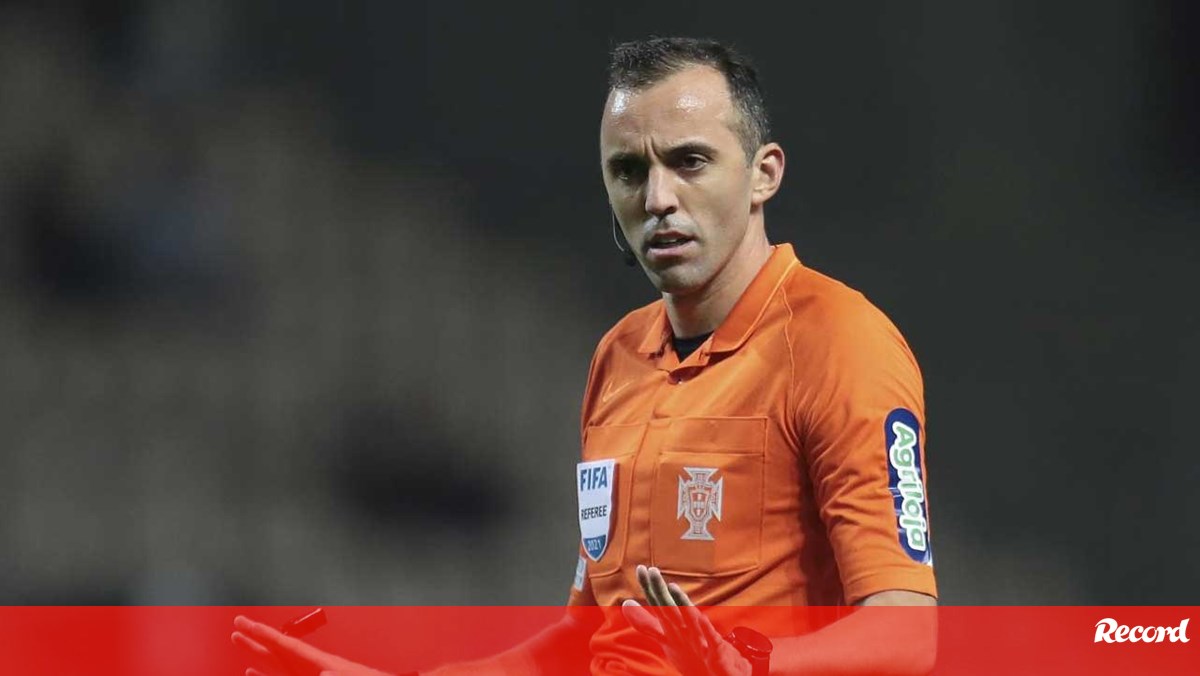 João Pinheiro arbitra jogo entre Manchester City e Estrela Vermelha - Liga  dos Campeões - Jornal Record