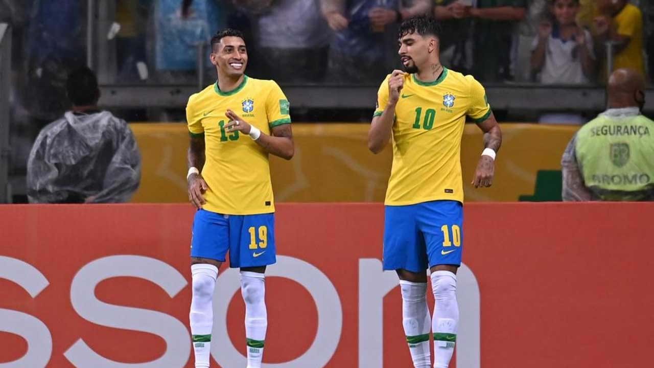 Com gol de Coutinho, seleção goleia Paraguai no Mineirão pelas