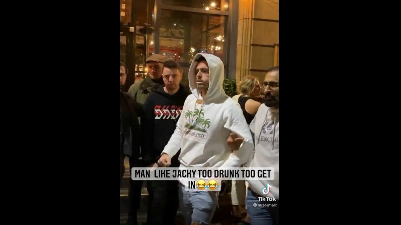 Bêbado, jogador do Manchester City é barrado em bar 