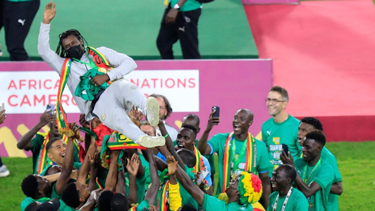 Aliou Cissé no centro da festa