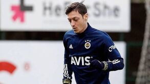 Özil deixa mensagem ao Fenerbahçe (e a Jesus): Quer acabar carreira no clube, custe o que custar...