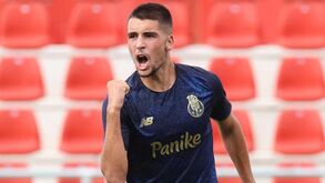 Diogo Abreu, médio do FC Porto, amarrado pelo Sporting