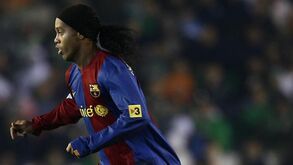 Van Bronckhorst: «Quando voltámos do treino, Ronaldinho ainda estava deitado na marquesa»