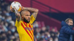 Dani Alves fica de fora da lista do Barcelona para a Liga Europa