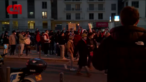 Grupo de adeptos do Benfica manifesta-se junto ao Estádio da Luz: veja as imagens