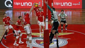 Benfica derrota Sporting na 'negra' em dérbi eletrizante