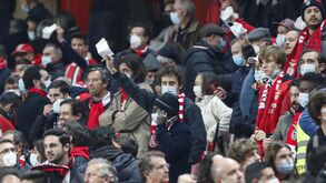 Insultos, lenços brancos e muita contestação: foi assim que a equipa do Benfica deixou o relvado após nova derrota