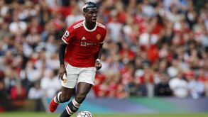 Pogba de regresso aos convocados do Manchester United três meses depois