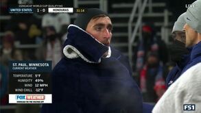 Estava tanto frio no EUA-Honduras que o guarda-redes teve de ir buscar um cobertor ao banco