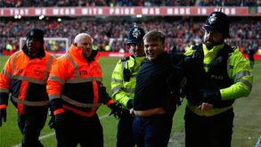 O momento em que um adepto do Leicester agrediu os jogadores do Nottingham Forest no relvado