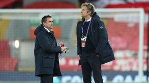 Escândalo no Ajax: Overmars demite-se após envio de mensagens 