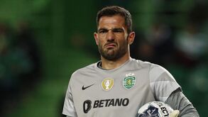 Penálti assinalado com ajuda do VAR e Adán a brilhar: final de 1.ª parte louco no Sporting-Famalicão