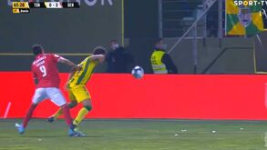 O lance da expulsão do lateral-esquerdo do Tondela diante do Benfica