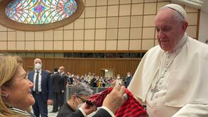 Dolores Aveiro esteve com o Papa Francisco e ofereceu-lhe a camisola de Ronaldo