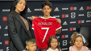 Cristianinho apresentado como jogador do Manchester United... com o 7 na camisola