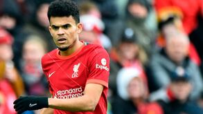 Luis Díaz é o friorento de serviço no Liverpool