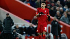 Michael Owen deslumbrado com Luis Díaz no Liverpool: «Estamos a babar» 