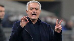 Imprensa italiana revela como jogadores da Roma reagiram ao ataque de fúria de Mourinho