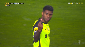 Matheus Reis faz 'manguito' a Francisco Conceição após pedido de penálti do portista