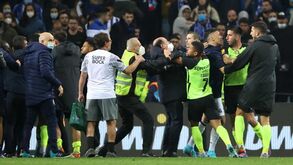 Depois dos vídeos, as fotografias: a confusão no FC Porto-Sporting ainda com mais detalhe