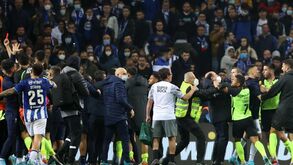 Televisão inglesa mostra confusão no final do clássico: «Isto é ridículo, ninguém quer ver isto»