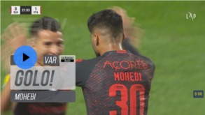 Santa Clara na frente diante do Benfica: auxiliar marcou fora de jogo mas VAR reverteu decisão