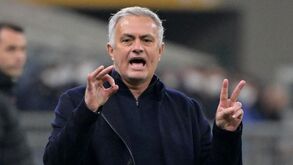 Mourinho irónico: «Deviam estar à espera que chegasse aqui com o olho negro e a cara inchada»