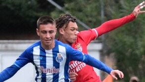 Juniores de Benfica e FC Porto em luta acesa no Seixal: veja as imagens do clássico 