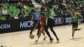 Travante Williams lidera triunfo do Sporting