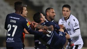 Insólito: Afonso Sousa caiu no relvado e Quaresma levou-o para fora... ao colo