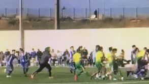 Jogo de juniores da AF Santarém acaba da pior forma: monumental cena de pugilato em pleno relvado