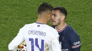 Um Brasil-Argentina na Champions: Casemiro e Paredes 'pegaram-se' num momento bem quente
