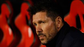 Decibéis da contestação sobem a níveis elevados: Só o passado vai agarrando Diego Simeone