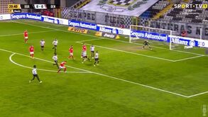 Boa jogada coletiva e Taarabt a colocar o Benfica na frente no Bessa com um raro golo