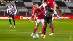 Boavista-Benfica: Yusupha pediu penálti neste lance, árbitro mandou seguir