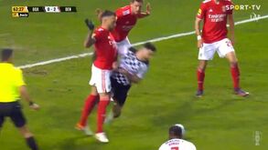 Lance polémico na área do Benfica: jogada entre Otamendi e Sauer, com o árbitro a mandar jogar