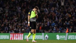 O primeiro amarelo a Coates no Dragão: João Pinheiro considerou haver rasteira negligente a Taremi