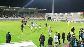Luís Godinho muito contestado pelos jogadores do Moreirense ao intervalo do jogo com o FC Porto
