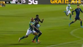 Moreirense pediu penálti por mão de Mbemba, árbitro mandou seguir