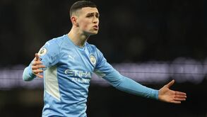 Phil Foden envolve-se em confusão mas é a mãe que acaba por ser agredida a soco