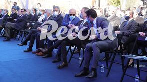 Pinto da Costa e Rui Costa cumprimentam-se em cerimónia no Porto: veja as imagens