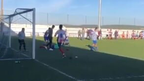 Jogo entre Sobreirense e Mucifalense acabou com 21 cartões vermelhos